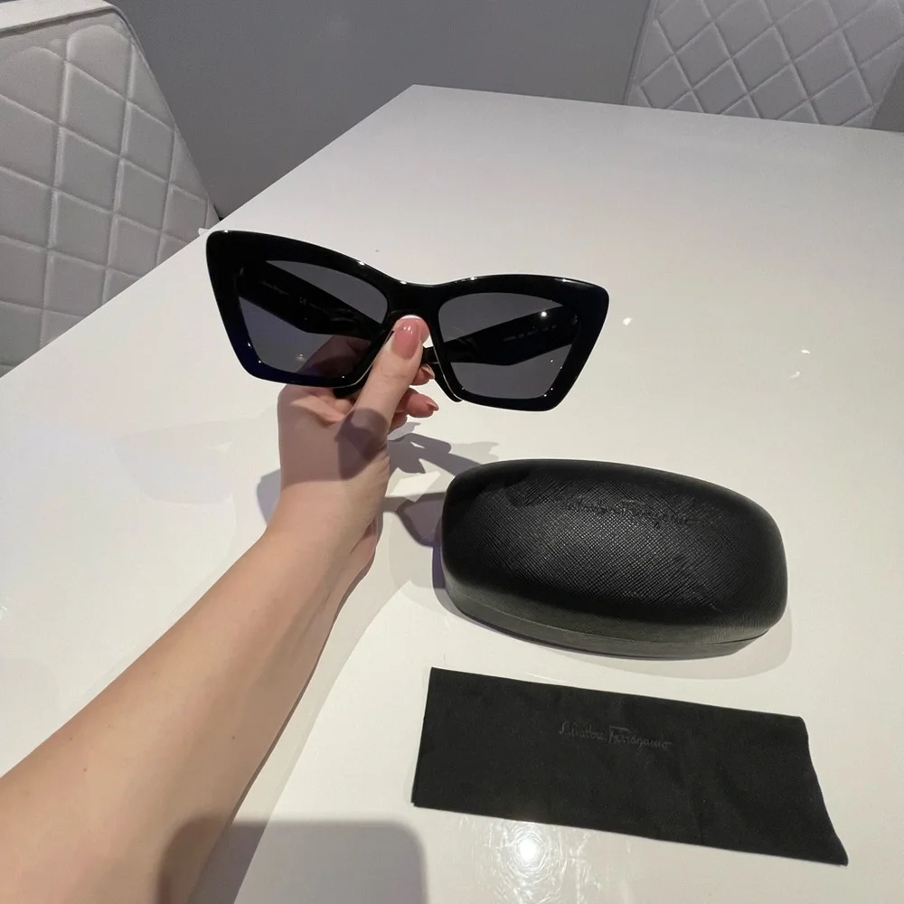 Salvatore Ferragamo, authentic black cat-eye sunglasses - Picture 6 of 7